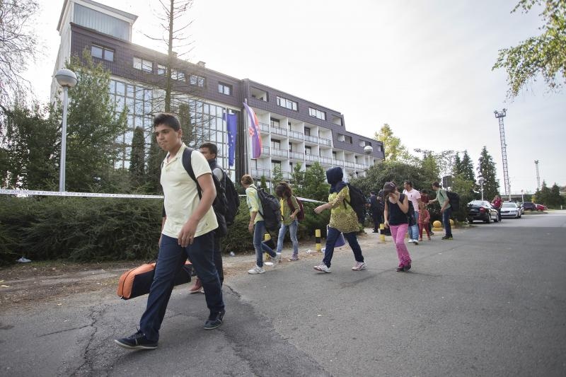 Izbjeglice odlaze iz hotela Porin.