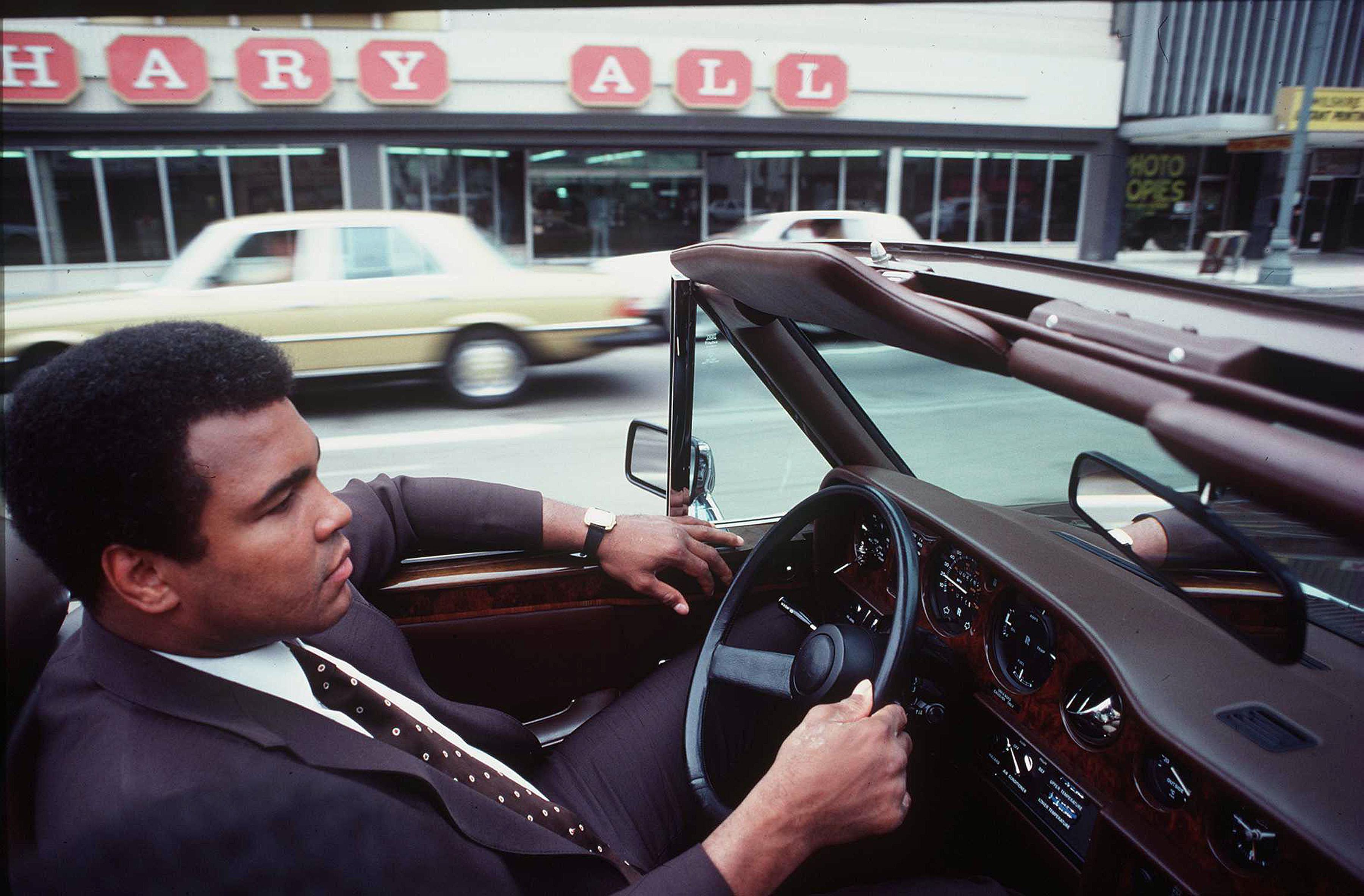 3113 LOS ANGELES CALIFORNIA May 3, 1980 Muhammad Ali drives his convertible Rolls Royce through the streets of Los Angeles before his last fight with Larry Holmes which took place in Las Vegas, 2nd October 1980., Image: 288875227, License: Rights-managed, Restrictions: , Model Release: no, Credit line: Profimedia, Pacific coast news