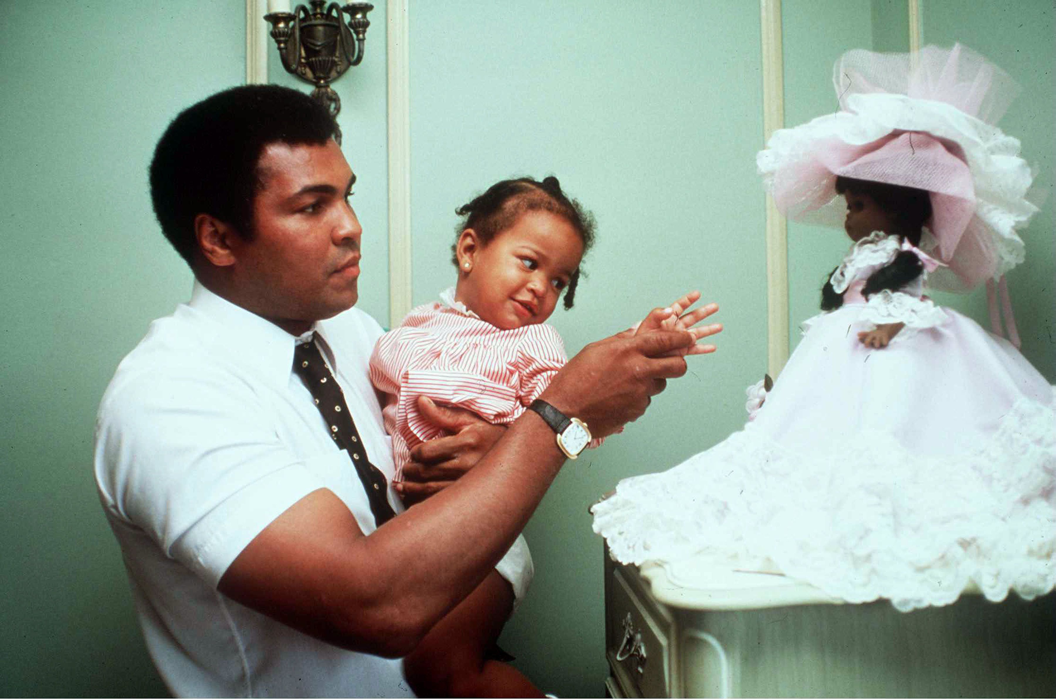 3113 LOS ANGELES CALIFORNIA May 3, 1980 Muhammad Ali with his daughter Laila Ali when she was 2 in his Hancock Park home before his last fight with Larry Holmes wich took place in Las Vegas, 2nd October 1980., Image: 288875235, License: Rights-managed, Restrictions: , Model Release: no, Credit line: Profimedia, Pacific coast news