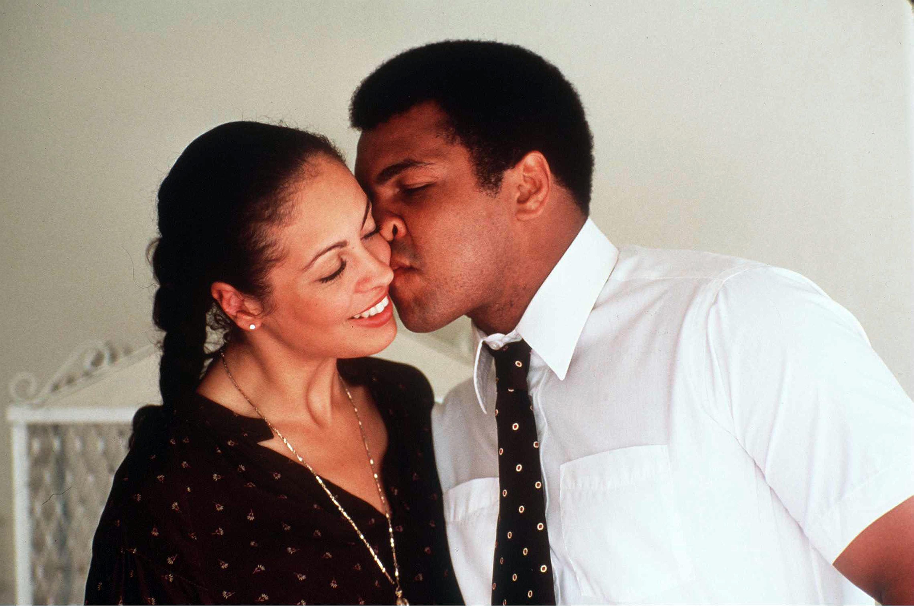 3113 LOS ANGELES CALIFORNIA May 3, 1980 Muhammad Ali and his third wife Veronica Porsche in their Hancock Park home before his last fight with Larry Holmes which took place in Las Vegas, 2nd October 1980., Image: 288875236, License: Rights-managed, Restrictions: , Model Release: no, Credit line: Profimedia, Pacific coast news