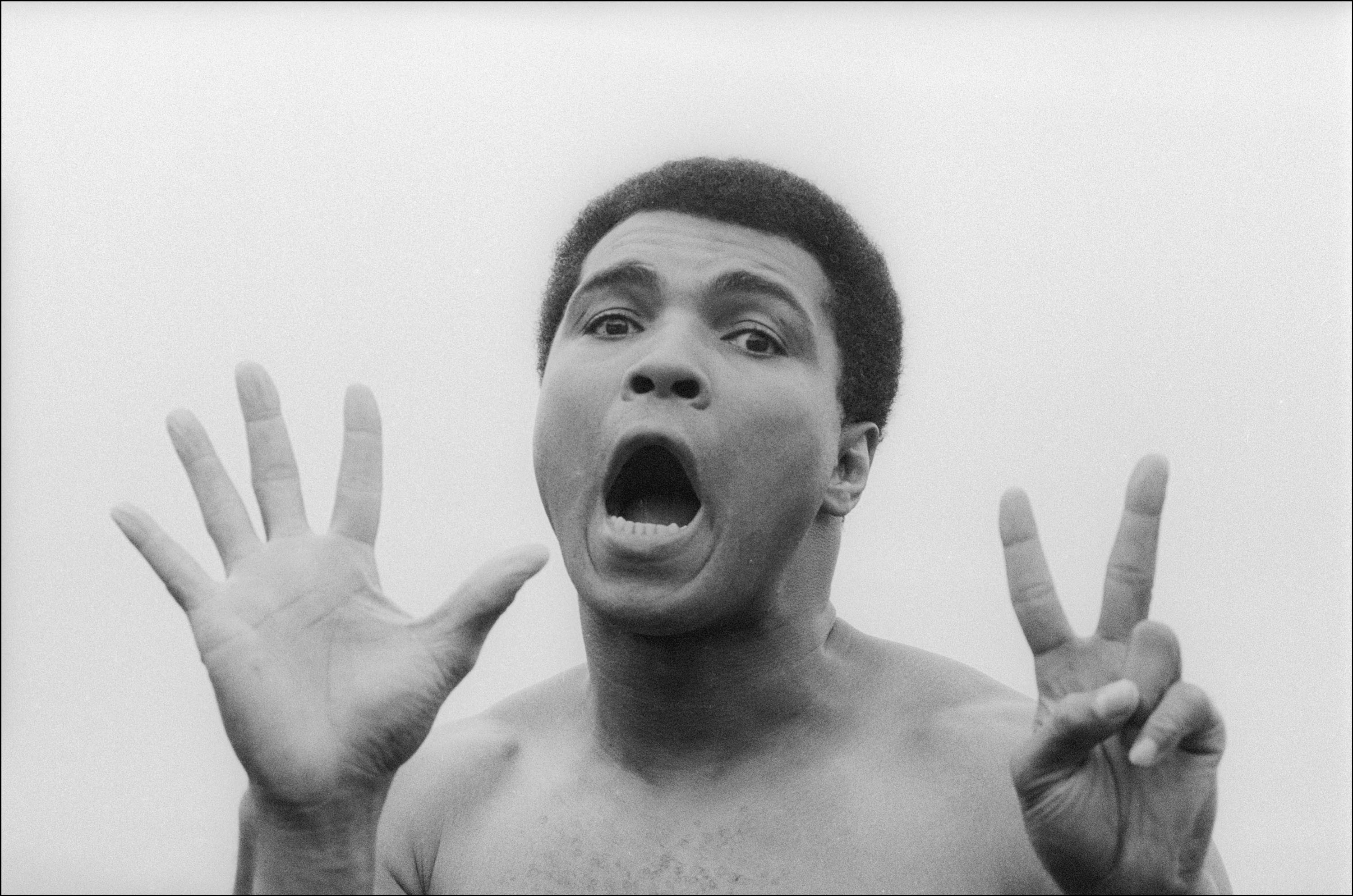 September 22, 1977 - Deer Park, Pennsylvania, United States: After a workout at his training camp, Muhammad Ali makes the number seven to signify the number of rounds to defeat his next opponent. Ali went on to defeat Earnie Shavers in a fifteen round unanimous decision on September 29 and retained the Ring, WBC & WBA World Heavyweight titles., Image: 288876179, License: Rights-managed, Restrictions: , Model Release: no, Credit line: Profimedia, Polaris