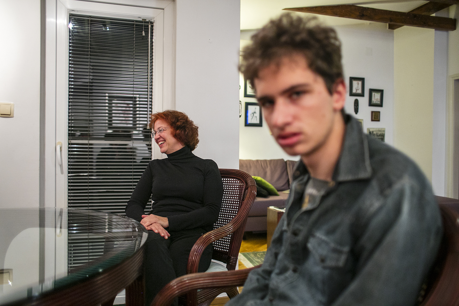 Andrej s mamom u njihovoj dnevnoj sobi