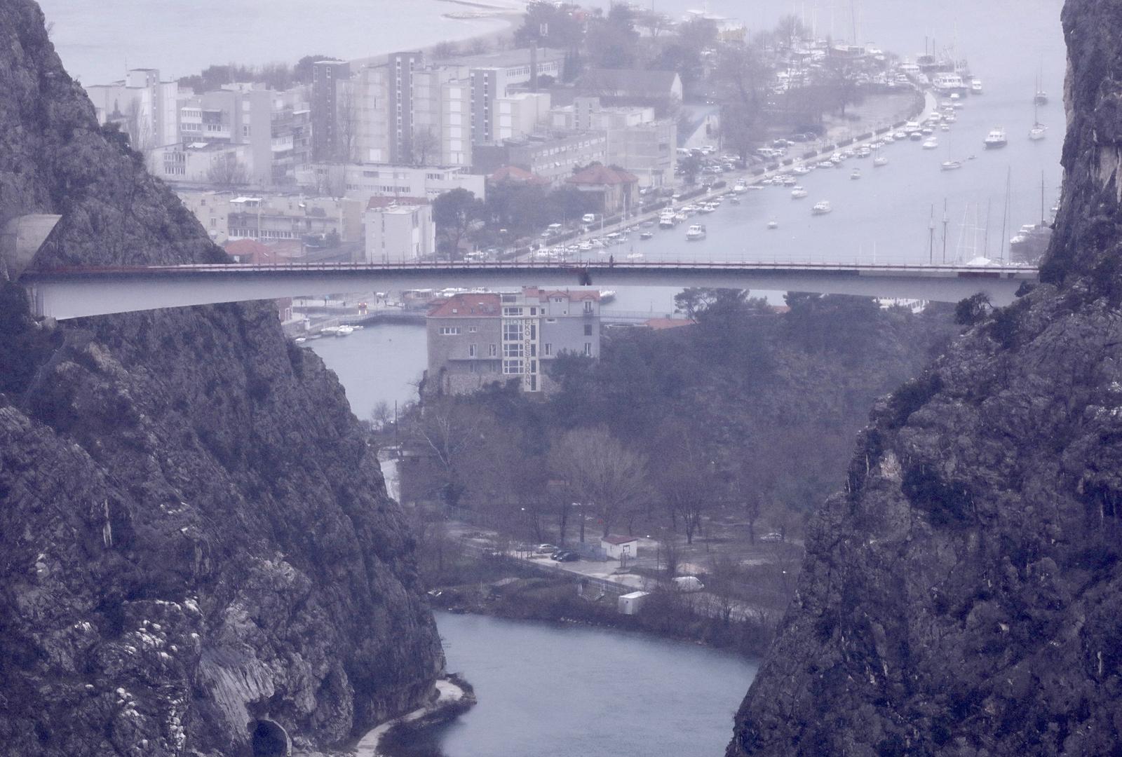 Mnogi, posebno stanovnici Omiša, su strahovali da ga inženjeri neće uspjeti spojiti. Foto: Ivo Cagalj/PIXSELL 